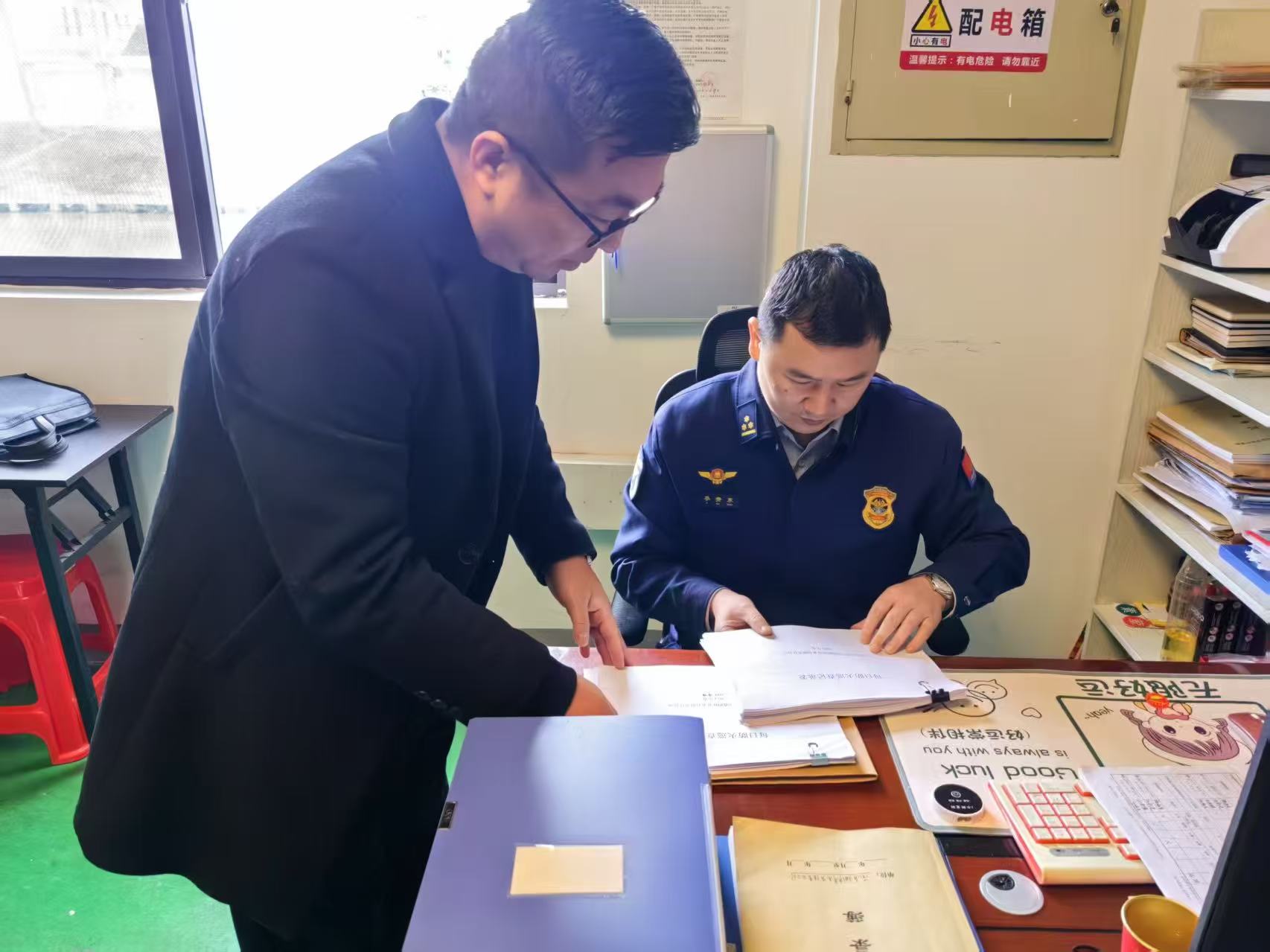 4月18日 星期五 （二版） 近日，縣消防部門聯(lián)合民政局為養(yǎng)老機構筑牢消防“安全網”，消防部門防火監(jiān)督員重點對養(yǎng)老機構內的消防設施設備是否完好有效、安全出口和疏散通道是否暢通、電氣線路敷設是否符合規(guī)范、日常防火巡查記錄是否完整等情況進行了細致檢查。通訊員 朱程程 攝.jpg