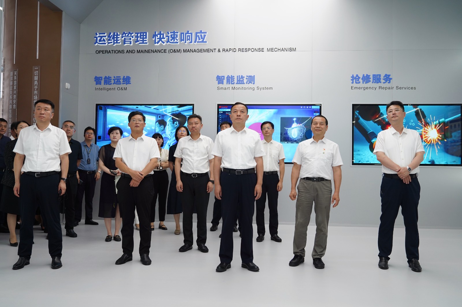 7月29日 星期二 （一版） 楊萬平、邵鋒等縣四套班子領導在遠東高端海工海纜項目現(xiàn)場觀摩。全媒體記者 陳顧 攝.jpg